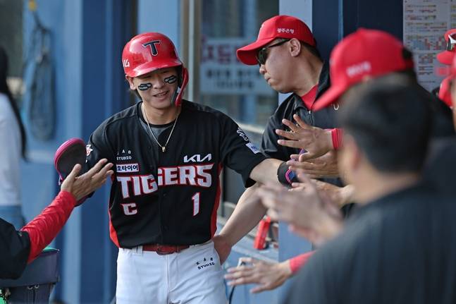 6회 희생 플라이를 치고 들어오는 박찬호(왼쪽)를 맞이하는 이범호 감독. /사진=KIA 타이거즈