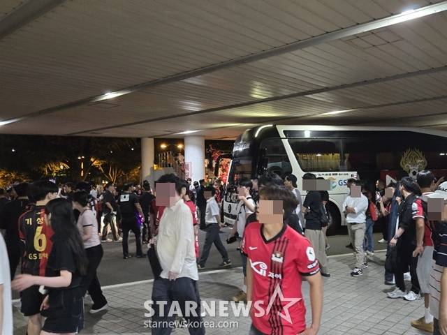 FC서울 팬들의 버스 막기. /사진=이원희 기자