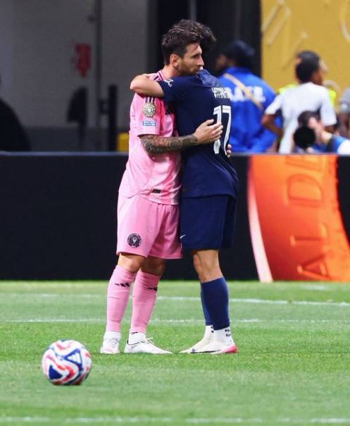 리오넬 메시(왼쪽)가 비티냐와 포옹하고 있다. /사진=PSG 공식 SNS 갈무리