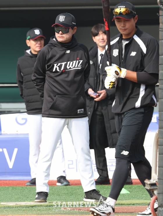 이종범 전 KT 코치(왼쪽에서 2번째). /사진=김진경 대기자