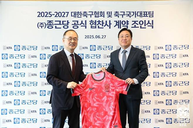 30일 서울 종로구 축구회관에서 열린 대한축구협회 및 축구국가대표팀과 종근당 공식 협찬사 계약 조인식에 참석한 이용수(왼쪽) 대한축구협회 부회장과 이규웅 종근당 상무. /사진=대한축구협회 제공