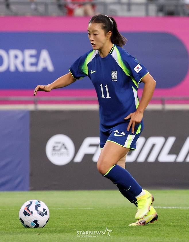 최유리가 2일 용인미르종합운동장에서 열린 국가대표평가전 대한민국과 콜롬비아의 경기에서 골대 맞추는 슈팅을 시도하고 있다. /사진=강영조 선임기자