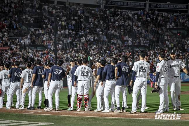 롯데 선수들이 29일 사직 KT전 승리 후 기뻐하고 있다. /사진=롯데 자이언츠 제공