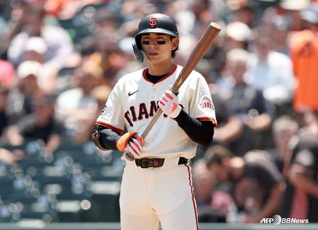 타석에서 볼을 고르고 있는 이정후. /AFPBBNews=뉴스1