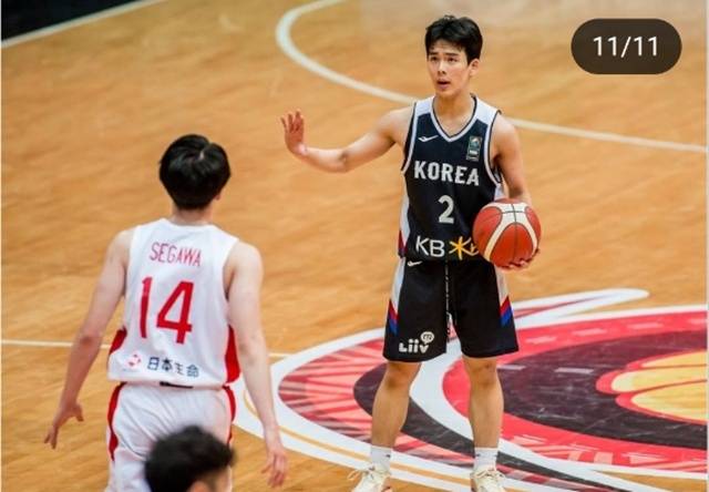 경기에 집중하는 김건하(오른쪽). /사진=대한민국농구협회 SNS