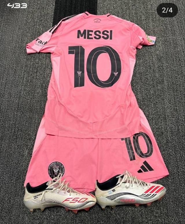 리오넬 메시와 유니폼, 축구화를 얻어낸 우스망 뎀벨레. /사진=433 캡처