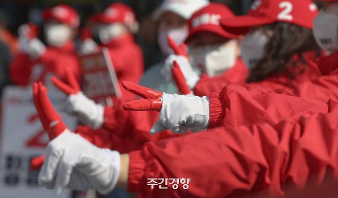 2024년 4월 22대 국회의원선거를 앞두고 국민의힘 선거운동원들이 충남 당진시 전통시장 앞에서 지지를 호소하며 율동을 하고 있다.  성동훈 기자