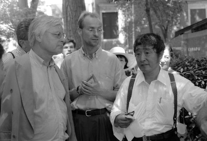 마크 패츠폴, 베니스비엔날레 작품 설치 협의 중인 백남준, 1993 [국립현대미술관 제공. 재판매 및 DB 금지]