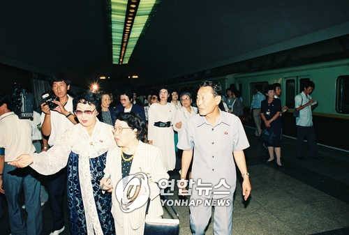 남북여성토론회 관계자들 연합뉴스가 1992년 9월 5일 평양 지하철에서 촬영한 남북여성토론회 관계자들. <저작권자 ⓒ 2005 연합뉴스. 무단전재-재배포 금지>