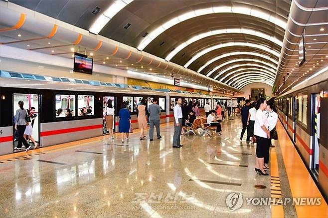 평양의 지하철 (서울=연합뉴스) 재일본조선인총연합회 기관지 조선신보는 30일 북한 평양의 지하철이 편리하게 변하고 있다고 보도했다. 2025.6.30 [조선신보 홈페이지 캡처. 재판매 및 DB 금지] nkphoto@yna.co.kr