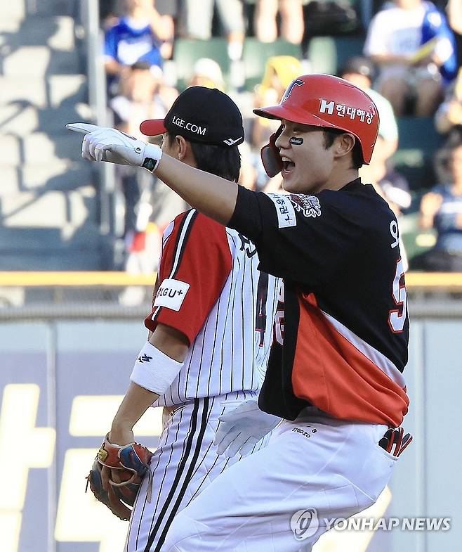2루타 환호하는 오선우 (서울=연합뉴스) 최재구 기자 = 29일 서울 잠실야구장에서 열린 프로야구 2025 신한 SOL 뱅크 KBO리그 KIA 타이거즈와 LG트윈스의 경기에서 6회 초 원아웃 주자 1, 3루 상황 KIA 오선우가 1타점 2루타를 날리고 환호하고 있다. 2025.6.29 jjaeck9@yna.co.kr