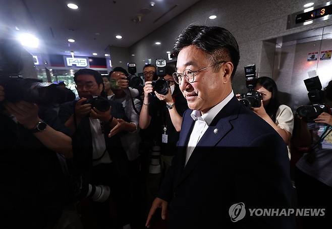 인사청문회 준비 사무실 출근하는 윤호중 장관 후보자 (서울=연합뉴스) 김인철 기자 = 윤호중 행정안전부 장관 후보자가 30일 서울 종로구 적선동에 마련된 인사청문회 준비 사무실로 출근하고 있다. 2025.6.30 yatoya@yna.co.kr