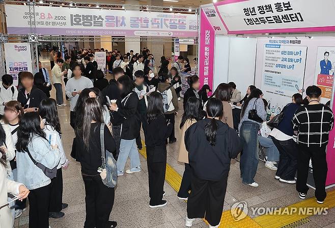 취업준비생들로 붐비는 채용설명회장 [연합뉴스 자료사진]