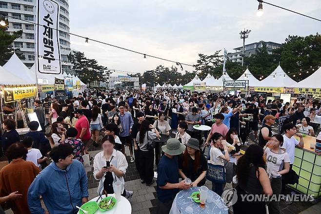 피서도 즐기고 맥주도 마시고 (강릉=연합뉴스) 유형재 기자 = 28일 개장한 강원 강릉시 경포해수욕장 중앙광장 일원에서 시원한 맥주 한 잔을 즐길 수 있는 '제5회 강릉 비치비어 페스티벌'이 열리고 있다.
    지난 27일 개막한 축제는 30일까지 열린다. 2025.6.28 yoo21@yna.co.kr