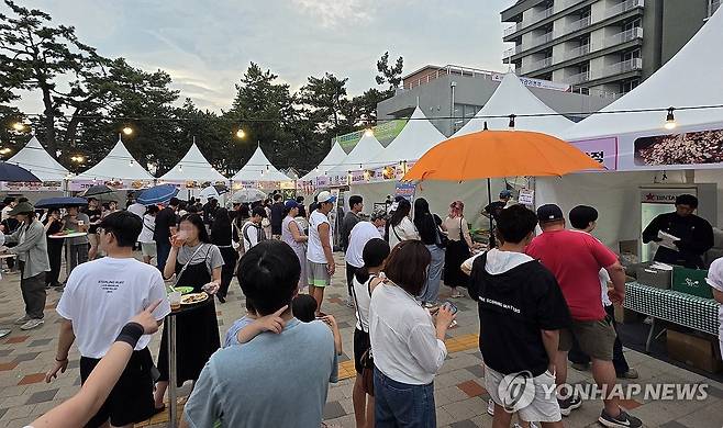 피서도 즐기고 맥주도 마시고 (강릉=연합뉴스) 유형재 기자 = 28일 개장한 강원 강릉시 경포해수욕장 중앙광장 일원에서 시원한 맥주 한 잔을 즐길 수 있는 '제5회 강릉 비치비어 페스티벌'이 열리고 있다. 지난 27일 개막한 축제는 30일까지 열린다. 2025.6.28 yoo21@yna.co.kr