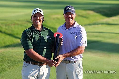 아버지와 함께 우승컵을 든 포트기터. [게티이미지/AFP=연합뉴스]