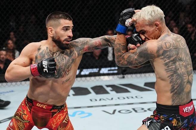 펀치를 적중시키는 일리아 토푸리아(왼쪽) [UFC 제공. 재판매 및 DB 금지]