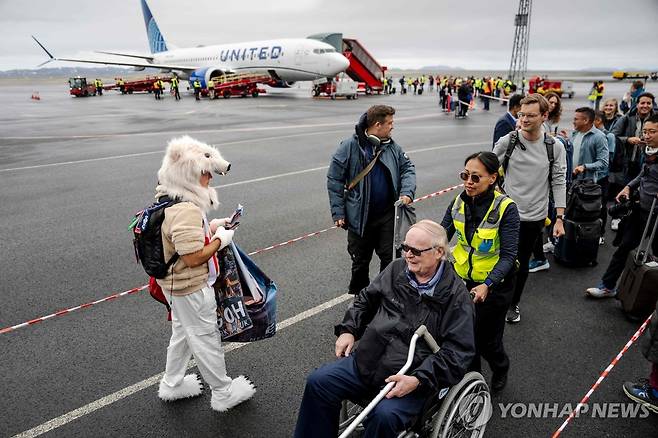 그린란드 누크 공항에 착륙한 유나이티드항공의 첫 직항편 승객들 [AFP 연합뉴스 자료사진]