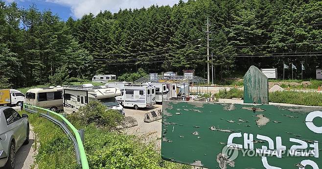 폭염과 열대야에 대관령으로 몰려든 캠핑카 (대관령=연합뉴스) 유형재 기자 = 30일 폭염특보가 내려지고 열대야가 본격적으로 시작되자 피서의 명소인 강원 평창군 대관령 일원에는 공터마다 캠핑카가 삼삼오오 몰려들고 있다. 2025.6.30 yoo21@yna.co.kr
