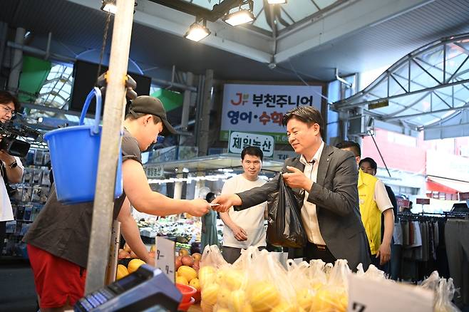 부천시, 부천페이 발행 확대 (부천=연합뉴스) 조용익 부천시장이 30일 부천상동시장에서 장을 보고 있다. 부천시는 민생 회복과 지역경제 활성화를 위해 지역화폐 발행액을 연간 4천억원까지 늘릴 계획이라고 밝혔다.
 2025.6.30 [재판매 및 DB 금지]