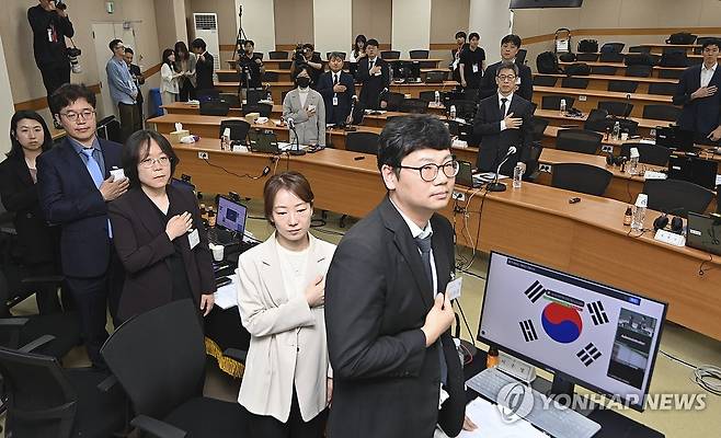 전국법관대표회의, 국기에 경례하는 참석자들 (고양=연합뉴스) 김도훈 기자 = 26일 경기도 고양시 사법연수원에서 열린 전국법관대표회의에서 의장을 맡은 김예영 서울남부지법 부장판사(앞줄 오른쪽 세번째)를 비롯한 참석자들이 국기에 경례를 하고 있다. 2025.5.26 [공동취재] superdoo82@yna.co.kr