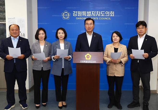 성명 발표하는 민주당 강원도의원들 [강원특별자치도의회 제공. 재판매 및 DB 금지]