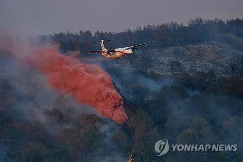 오드 지역 산불 진화하는 소방 헬기 [AFP 연합뉴스 자료사진. 재판매 및 DB 금지]