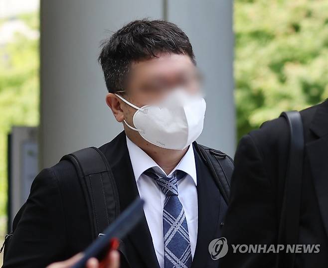 '대장동 의혹' 정영학 회계사 속행공판 출석 (서울=연합뉴스) 임헌정 기자 = 대장동 개발사업 특혜·로비 의혹 사건과 관련해 불구속 기소된 정영학 회계사가 24일 서울 서초구 서울중앙지법에서 열린 1심 속행 공판에 출석하기 위해 법정으로 향하고 있다. 2022.6.24 kane@yna.co.kr