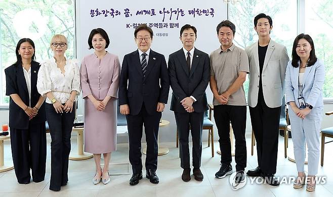 이재명 대통령 부부, 'K-컬처' 주역과 함께 (서울=연합뉴스) 홍해인 기자 = 이재명 대통령과 김혜경 여사가 30일 서울 용산 대통령실 파인그라스에서 열린 문화예술계 수상자 간담회를 마치며 참석자와 기념촬영을 하고 있다. 
    왼쪽부터 칸국제영화제 학생부문(라 시네프) 1등상을 수상 허가영 영화감독, 프랑스 문화예술공로훈장'코망되르'를 수훈한 조수미 성악가, 김 여사, 이 대통령, 토니상 6관왕을 석권한 뮤지컬 '어쩌면 해피엔딩' 박천휴 작가, 넷플릭스 드라마 '폭싹 속았수다'를 연출한 김원석 감독, '로잔발레 콩쿠르'에서 우승한 박윤재 발레리노, 강유정 대통령실 대변인. 2025.6.30 [대통령실통신사진기자단] hihong@yna.co.kr