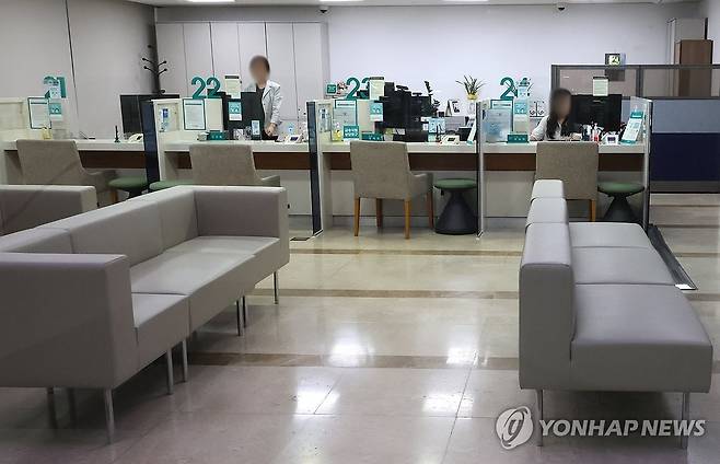 한산한 모습을 보이는 서울 시내 한 은행 대출 창구 [연합뉴스 자료사진]