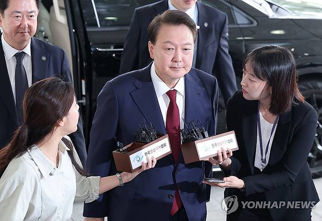 결국 현관으로 출석하는 윤석열 전 대통령 (서울=연합뉴스) 서명곤 기자 = 윤석열 전 대통령이 지난 28일 피의자 신분으로 내란특검 조사를 받기 위해 서울 서초구 서울고검 청사로 출석하고 있다. 2025.6.28 [공동취재] seephoto@yna.co.kr