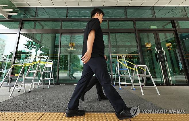 윤 전 대통령 출석 앞둔 서울고검 (서울=연합뉴스) 이진욱 기자 =  '12·3 비상계엄' 관련 내란·외환 사건을 수사하는 조은석 특별검사팀이 윤석열 전 대통령에게 오는 7월 1일 오전 9시까지 재출석하라고 통보한 가운데 30일 서울 서초구 서울고등검찰청에서 관계자들이 이동하고 있다. 2025.6.30 cityboy@yna.co.kr