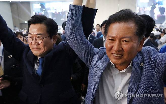 더민주혁신회의 전국대회 참석한 박찬대·정청래 의원 (청주=연합뉴스) 이성민 기자 = 더불어민주당 최대 원외 조직이자 친명계 조직으로 꼽히는 더민주전국혁신회의가 29일 오후 청주 오스코에서 전국대회를 개최한 가운데 더불어민주당 당 대표 후보로 출마한 정청래 의원과 박찬대 의원이 행사에 참석하고 있다. 2025.6.29 chase_arete@yna.co.kr