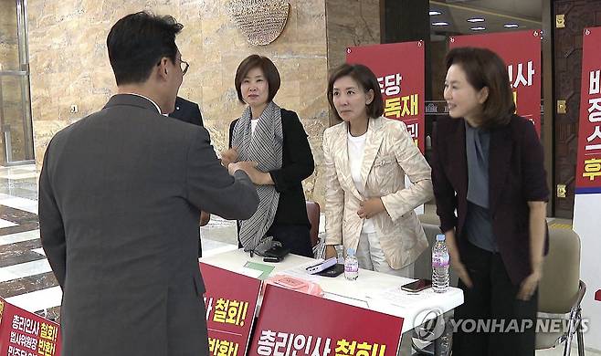 나경원 의원 만난 김민석 국무총리 후보자 (서울=연합뉴스) 김민석 국무총리 후보자가 30일 서울 여의도 국회 로텐더홀에서 총리 지명 철회 등을 촉구하며 나흘째 국회 본청에서 농성 중인 국민의힘 나경원 의원을 만나 대화하고 있다. 2025.6.30  [연합뉴스TV 제공. 재판매 및 DB금지] jjaeck9@yna.co.kr