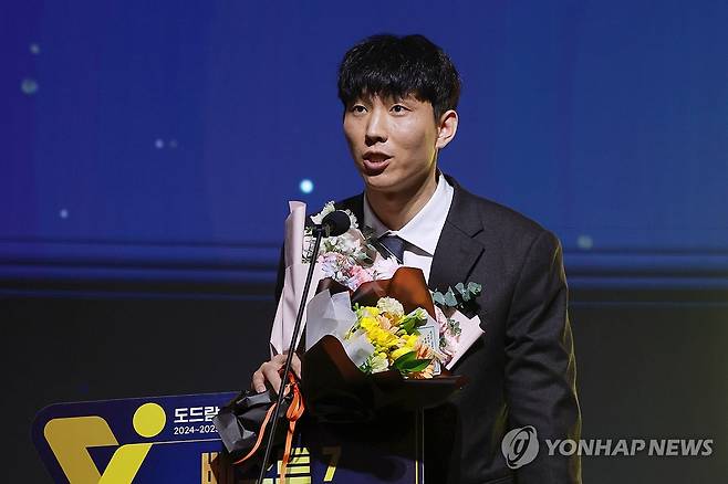 V리그 남자부 베스트 7 선정된 황택의 (서울=연합뉴스) 신현우 기자 = 14일 서울 서대문구 스위스그랜드호텔에서 열린 프로배구 도드람 2024-2025 V리그 시상식에서 남자부 베스트 7에 선정된 세터 KB손해보험 황택의가 소감을 밝히고 있다. 2025.4.14 nowwego@yna.co.kr
