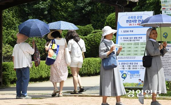 경기도가 7월부터 도민들의 자연 접근성을 높이기 위해 물향기수목원을 무료 개방한다. 1일 오후 오산시 물향기수목원에 나들이객들이 무료 입장하고 있다. 2025.7.1 /이지훈기자 jhlee@kyeongin.com
