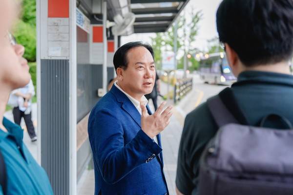 이권재 오산시장이 1일 서울역행 버스를 타기 전 시민과 대화를 나누고 있다. [사진=오산시]
