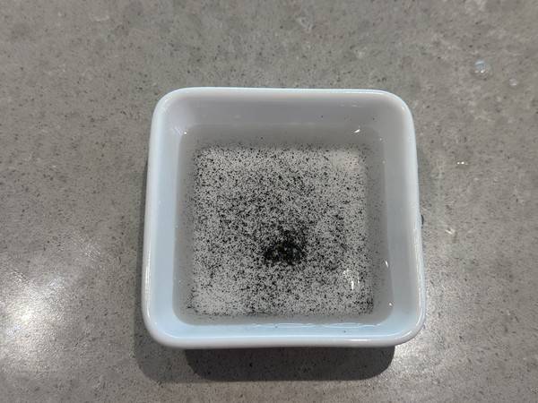 송도국제도시&nbsp; 대단위 아파트 단지에서 알 수 없는 검은 가루가 수돗물에 섞여 나오며 이틀째 주민들이 불편을 겪고 있다. 2025.7.1. [사진=제보자 제공]