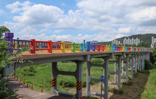 1일 찾은 근대문화유산으로 등록된 울산 중구의 '구삼호교' 난간이 알록달록한 무지개빛 색채로 입혀져 있다. 이수화 기자