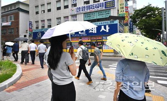 ▲ 30일 울산의 낮 최고 기온이 34.7℃를 기록하는 등 울산 일부지역에 폭염 경보가 발효된 가운데 울산시청 주변을 지나는 시민들이 양산으로 뜨거운 햇볕을 피하고 있다. 양산을 사용하면 체감온도를 10℃ 정도 낮추는 효과가 있는 것으로 알려져 있다. 김동수기자 dskim@ksilbo.co.kr