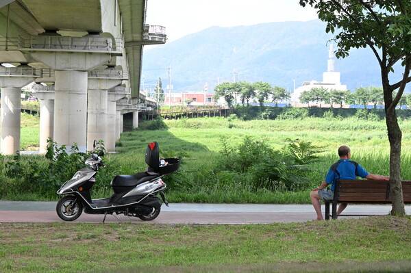 1일 한 주민이 밀양시 가곡동 예림교 그늘에 앉아 더위를 식히고 있다. /김구연 기자