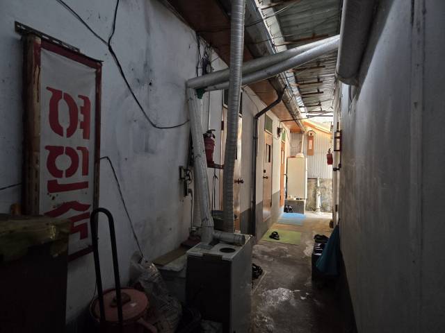 1일 낮 12시쯤 방문한 대구 동구 신암동의 한 여인숙. 쪽방이 좁은 간격으로 붙어있다. 여인숙 주인에 따르면 이 건물은 지어진 지 60년이 지났다.