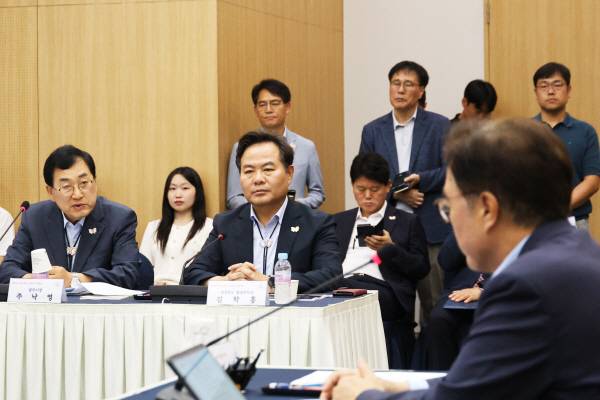 아시아태평양경제협력체(APEC) 정상회의 준비현황을 살펴보기 위해 1일 경북 경주화백컨벤션센터를 방문한 우원식 국회의장에게 주낙영 경주시장(왼쪽)이 건의사항을 전달하고 있다.연합