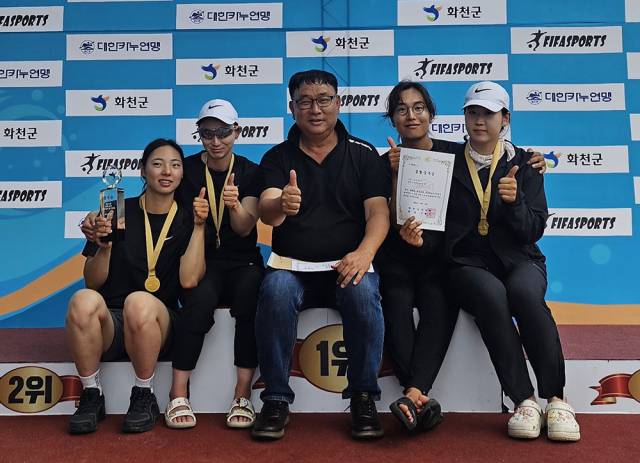 제24회 파로호배 전국카누경기대회 여자일반부 종합준우승한 경남체육회 선민주(왼쪽부터), 전유라, 임용훈 감독, 김국주, 이영애가 기념촬영을 하고 있다./경남체육회 카누팀/