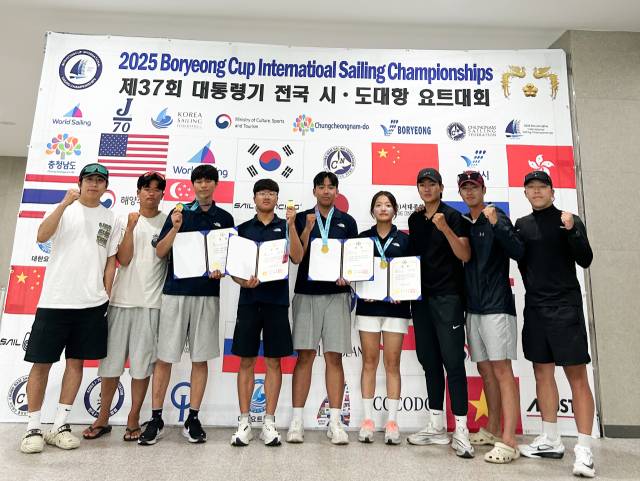 지난달 21일 열린 대통령기 전국 시도대항 요트대회에서 우수한 성적을 거둔 동원고등학교 요트부 선수들이 기념촬영을 하고 있다./동원고/
