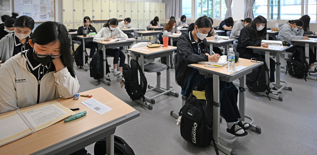 대구지역 수험생들이 시험을 치르고 있는 모습. 대구일보 DB