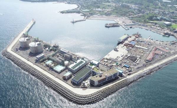 제주시 애월항에 들어선 LNG(액화천연가스.도시가스) 공급기지 전경.
