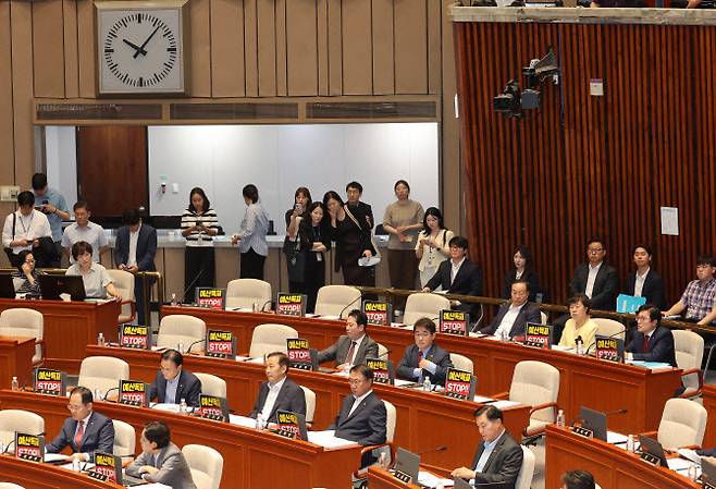 30일 국회에서 열린 예산결산특별위원회 전체회의에서 국민의힘 박형수 의원(오른쪽)이 의사진행 발언을 하고 있다.(사진=연합뉴스)