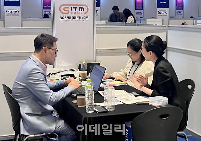 30일 서울 강남 코엑스 D홀에서 열린 ‘2025 서울국제트래블마트에서 비즈니스 상담을 진행중인 외국인 바이어 (사진=이민하 기자)