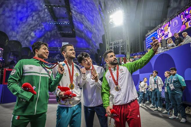 2024 파리 패럴림픽 파라 태권도 남자 -80kg급 메달리스트들이 함께 기념촬영을 하고 있다. 오른쪽에서 두 번째가 동메달을 획득한 주정훈. 사진=태권도진흥재단